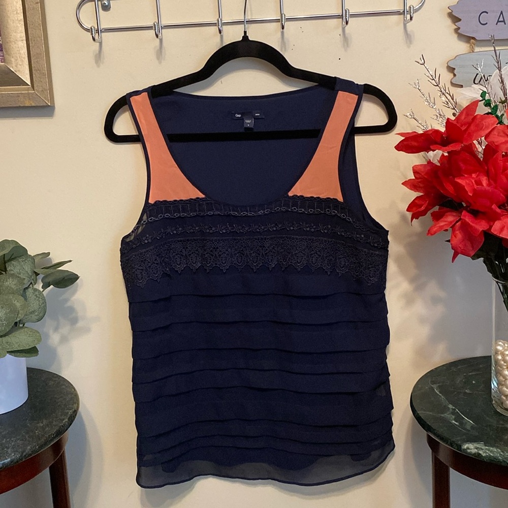 Gap Cami/Top Sz Small. Beautiful lace & crocheting on front. Great Condition.